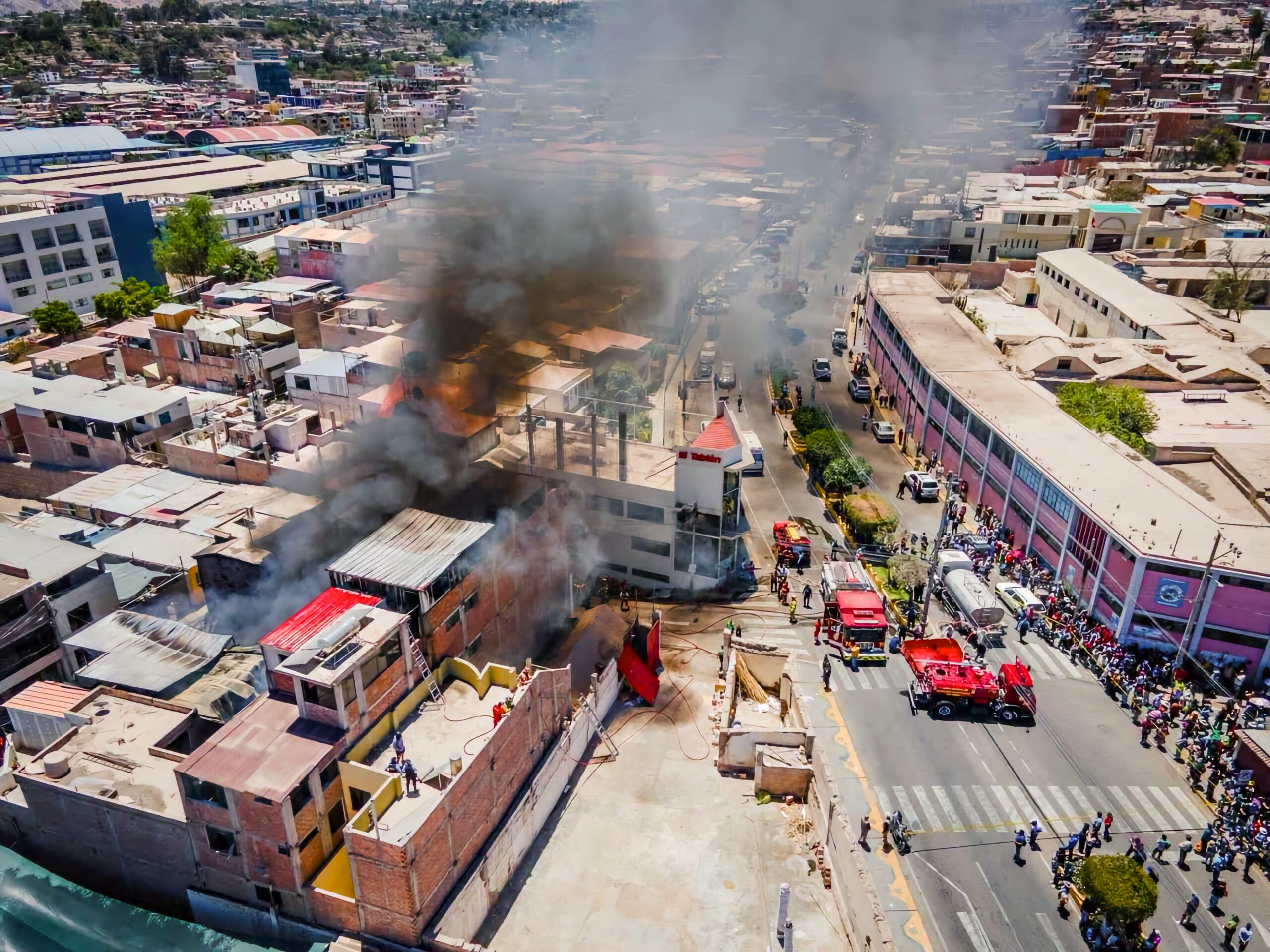 Incendio de código 3 afecta siete viviendas en el cercado de Moquegua y cobra la vida de un niño 3 Incendio fatal en Moquegua 10102026 3 Andy Gustavo Jorge scaled La Prensa Regional