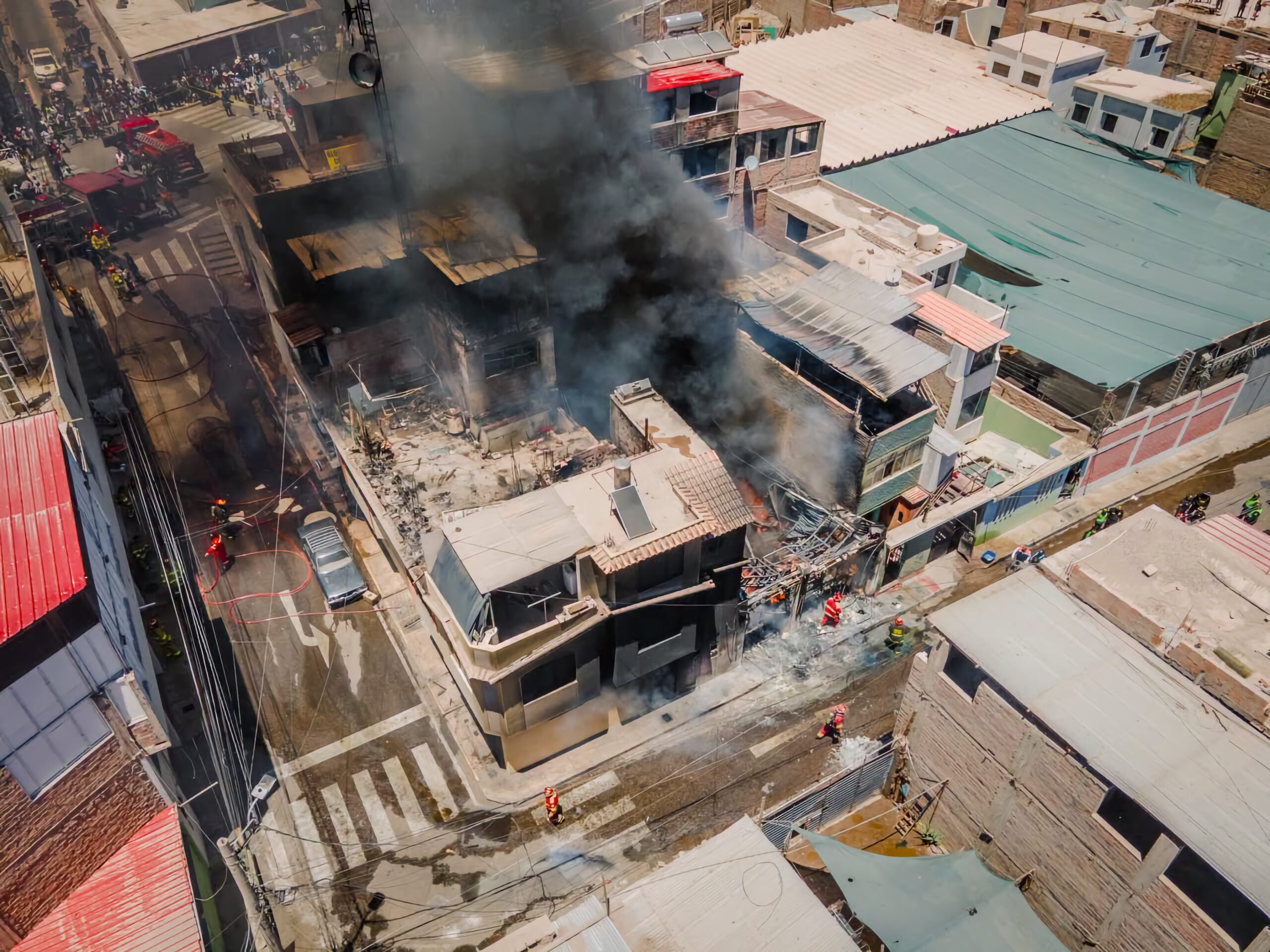 Incendio de código 3 afecta siete viviendas en el cercado de Moquegua y cobra la vida de un niño 5 Incendio fatal en Moquegua 10102026 7 Andy Gustavo Jorge scaled La Prensa Regional
