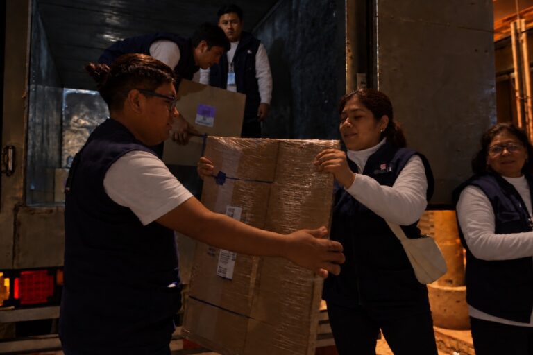 ODPE Ilo inicia despliegue de material electoral hacia los 25 locales de votación con resguardo de la PNP