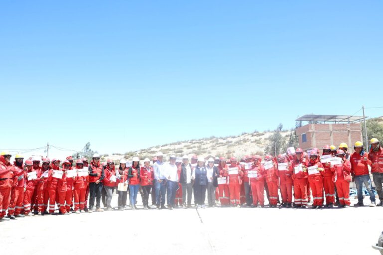Trabajadores de Chichilín reciben certificados por participar en construcción de plaza