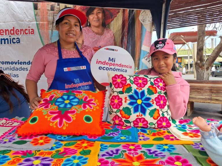 Usuarias de Juntos exhibieron y vendieron sus productos en feria que busca la independencia económica de emprendedoras