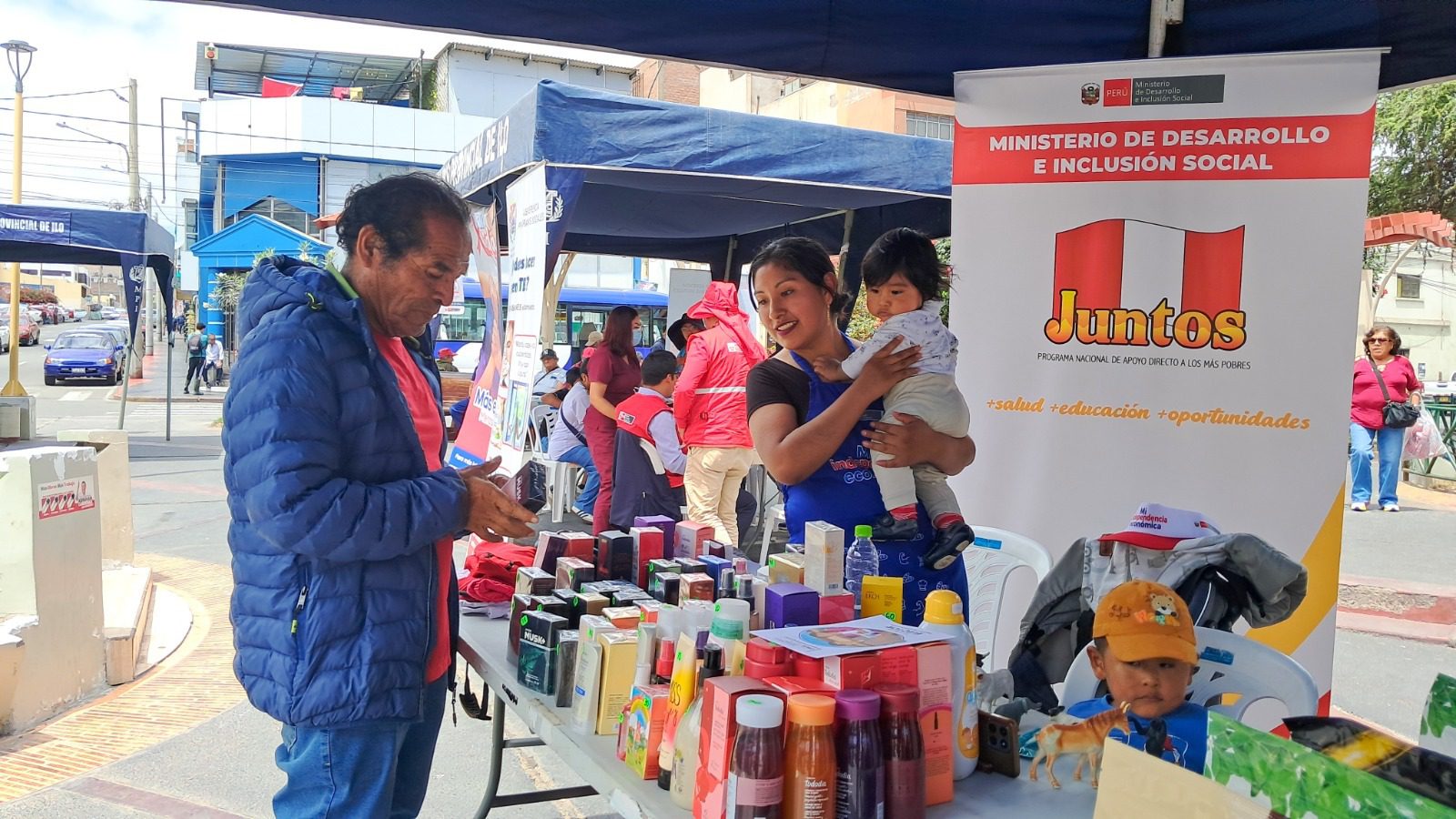 Usuarias de Juntos exhibieron y vendieron sus productos en feria que busca la independencia económica de emprendedoras 1 Usuarias de Juntos exhibieron y vendieron sus productos 2 La Prensa Regional