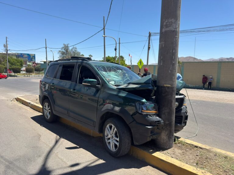 Vehículo se despista y choca contra poste en la avenida Ejército de Moquegua