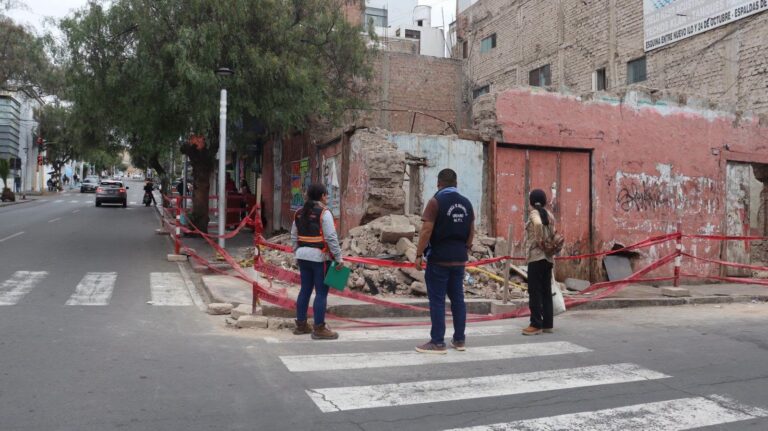 Verifican inmueble con paredes derrumbadas, pero no ejecutan acciones correctivas